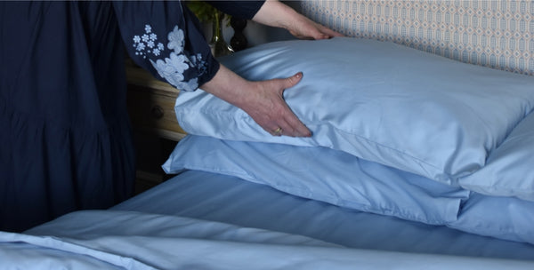 “Con queste lenzuola sembra di dormire su una nuvola. Sono così lisce e fresche sulla pelle.