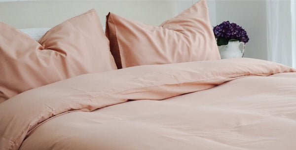 “Con queste lenzuola sembra di dormire su una nuvola. Sono così lisce e fresche sulla pelle.
